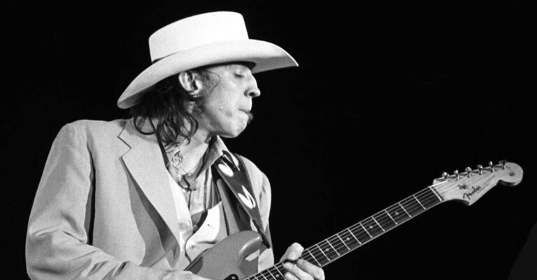 Stevie Ray Vaughan tocando ao vivo