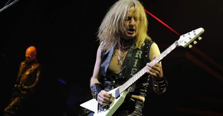 K. K. Downing tocando guitarra ao vivo