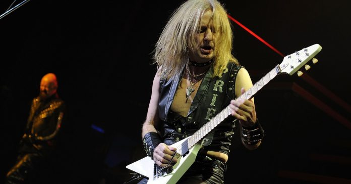 kk-downing K. K. Downing tocando guitarra ao vivo