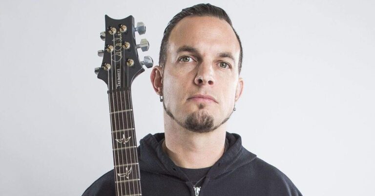 Mark Tremonti segurando uma PRS