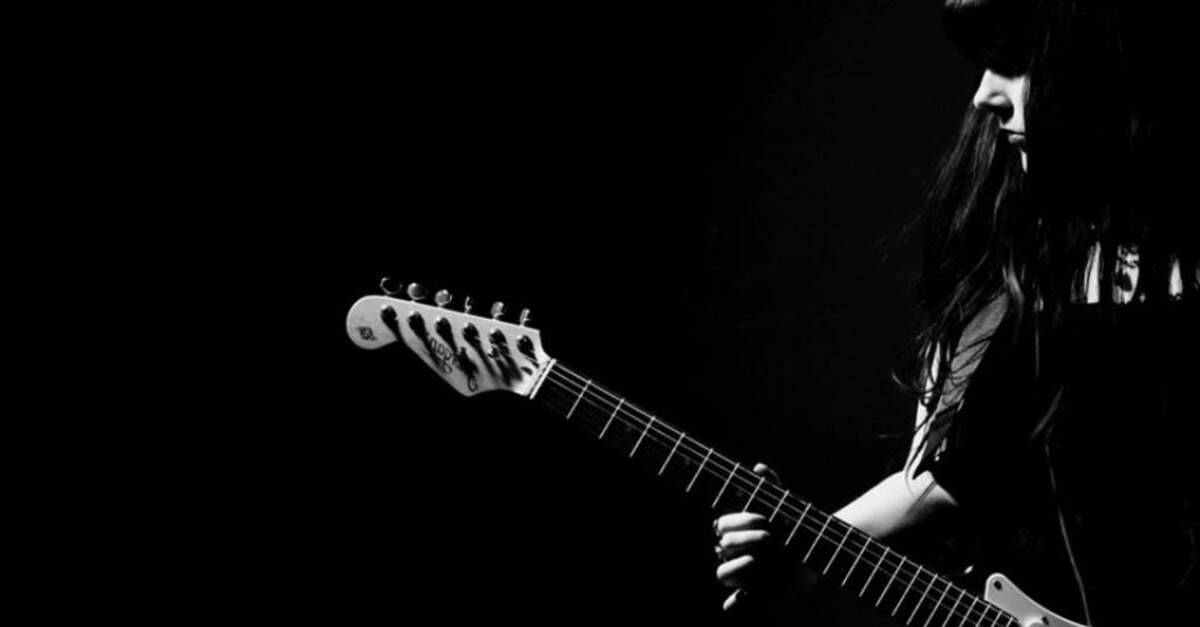 Mulher tocando guitarra