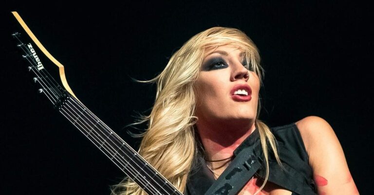 Nita Strauss tocando uma guitarra Ibanez