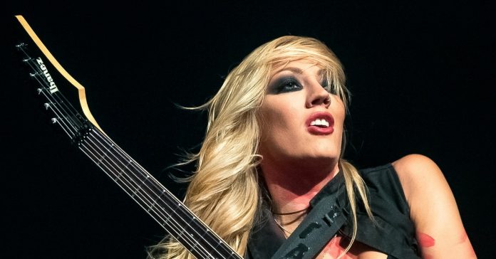 nita-strauss Nita Strauss tocando uma guitarra Ibanez
