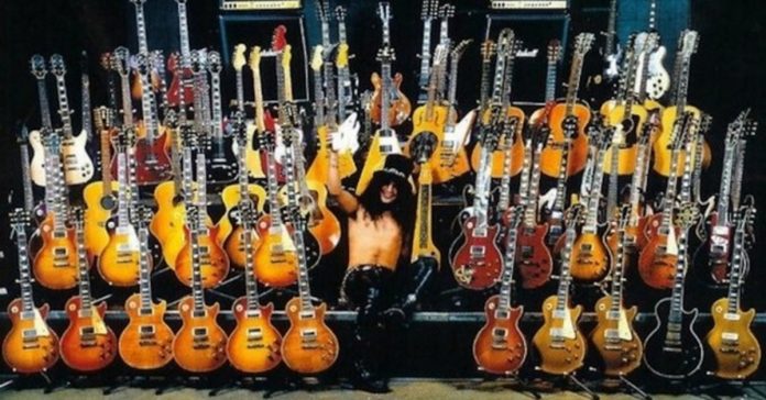 slash Slash rodeado de Les Pauls