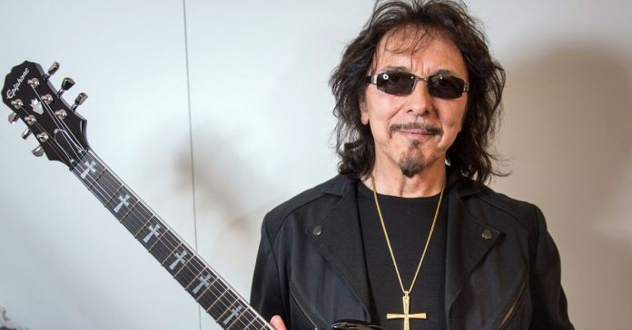tony-iommi Tony Iommi com uma Epiphone
