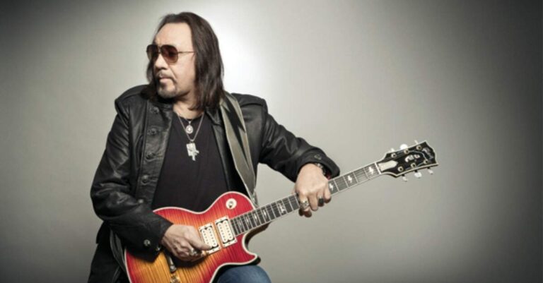 Ace Frehley posando para foto com uma Les Paul