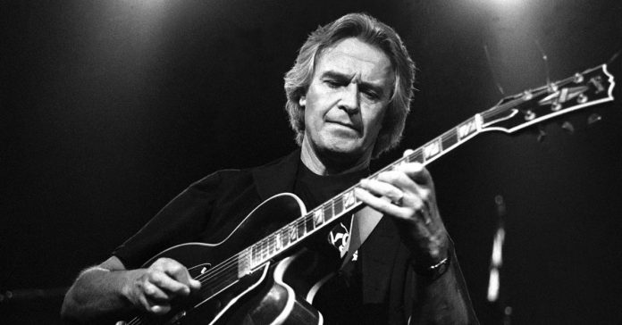 John-McLaughlin John McLaughlin tocando ao vivo