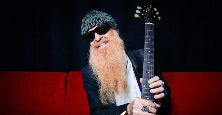 Billy Gibbons posando para foto