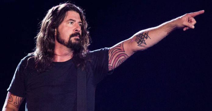 dave-grohl Dave Grohl apontando o dedo