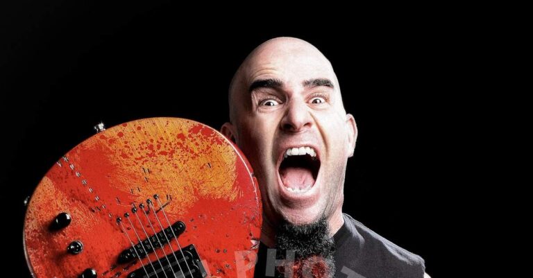 Scott Ian gritando