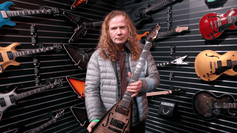 Dave Mustaine em uma loja de guitarras