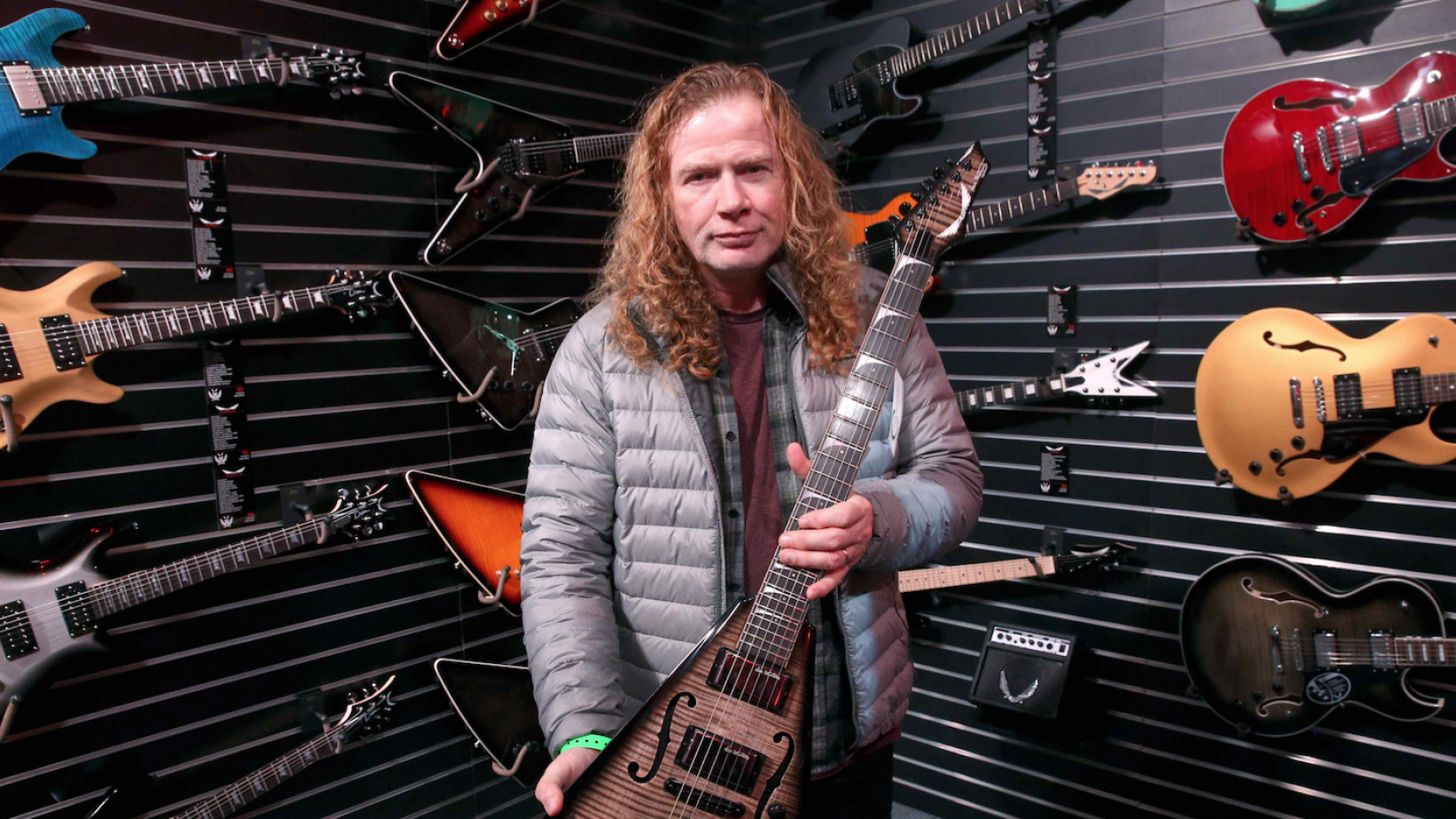 Dave Mustaine em uma loja de guitarras