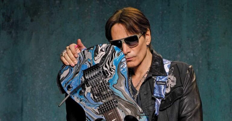 Steve Vai com uma guitarra Ibanez de 7 cordas