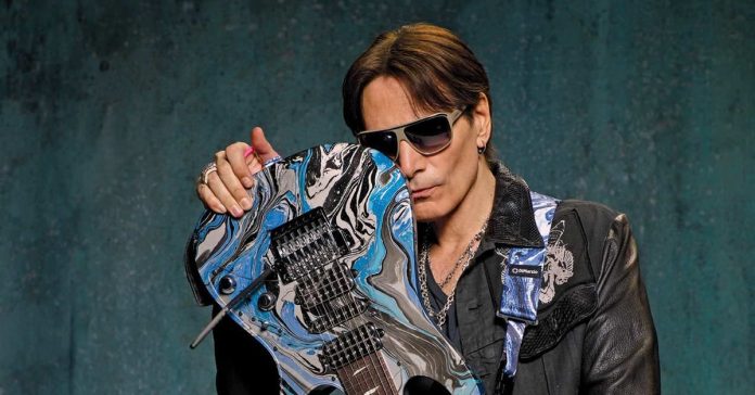 steve-vai Steve Vai com uma guitarra Ibanez de 7 cordas