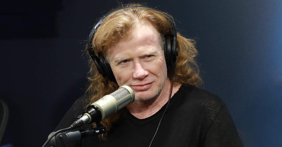 Dave Mustaine dando entrevista com fones de ouvido