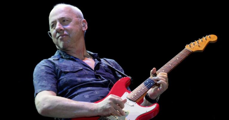 Mark Knopfler tocando uma Stratocaster vermelha