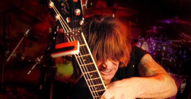 Michael Angelo Batio tocando guitarra