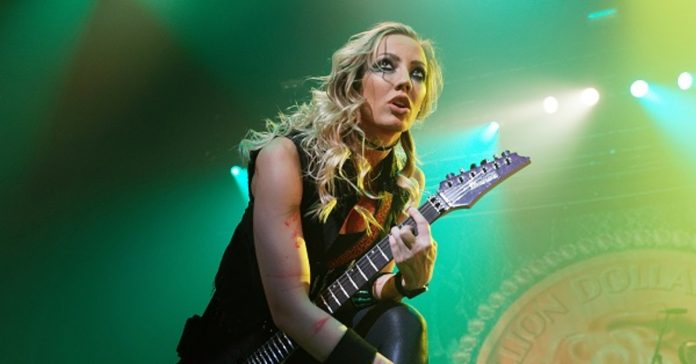 nita-strauss Nita Strauss tocando ao vivo