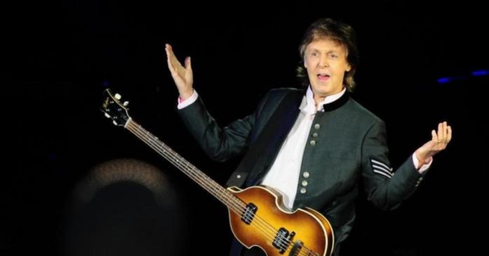 paul-mccartney Paul McCartney gesticulando durante show