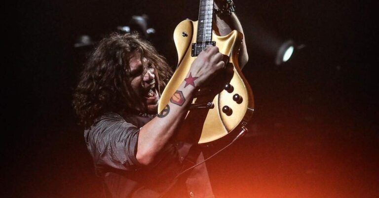 Phil X tocando uma guitarra dourada