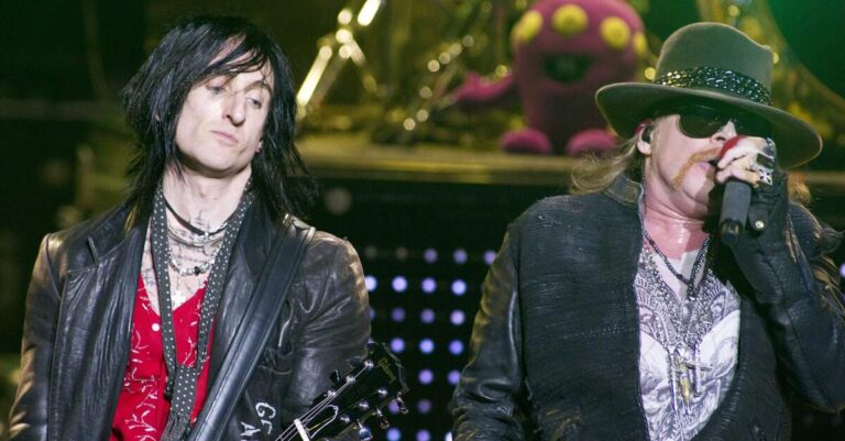 Richard Fortus ao lado de Axl Rose