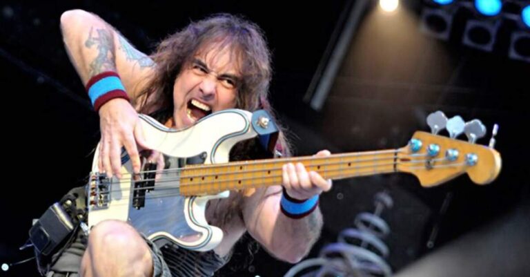 Steve Harris tocando baixo ao vivo