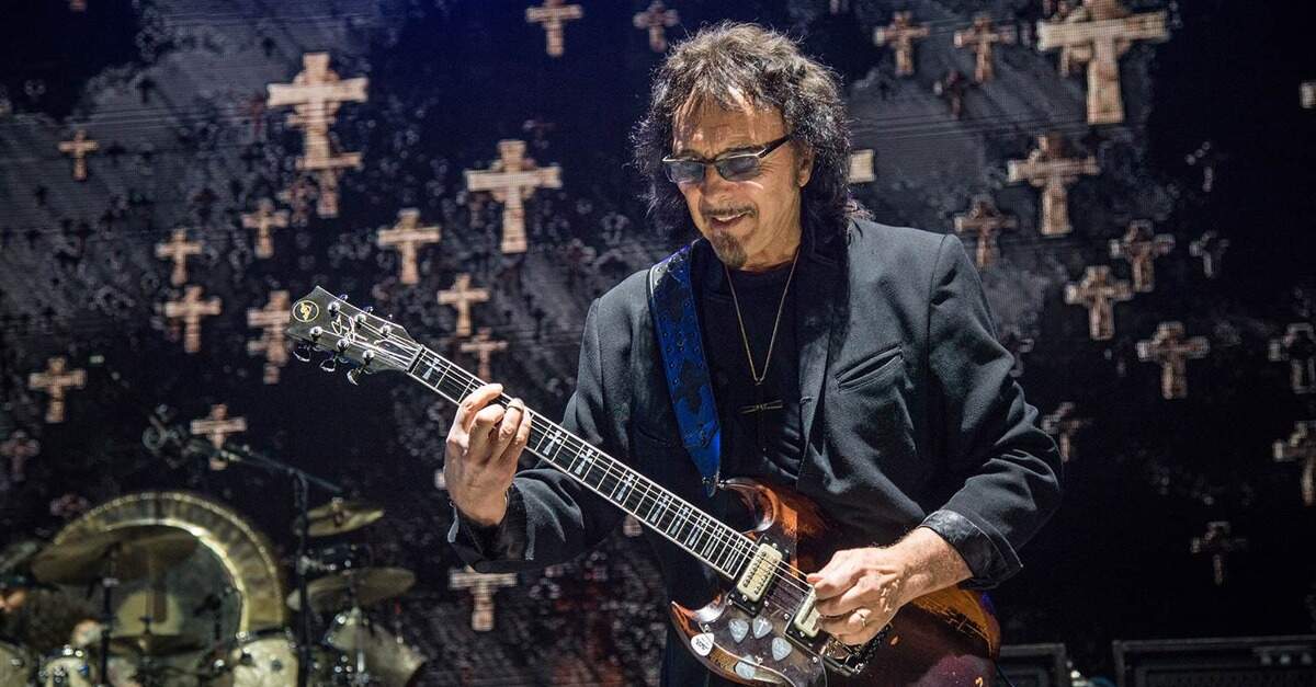 Tony Iommi tocando ao vivo