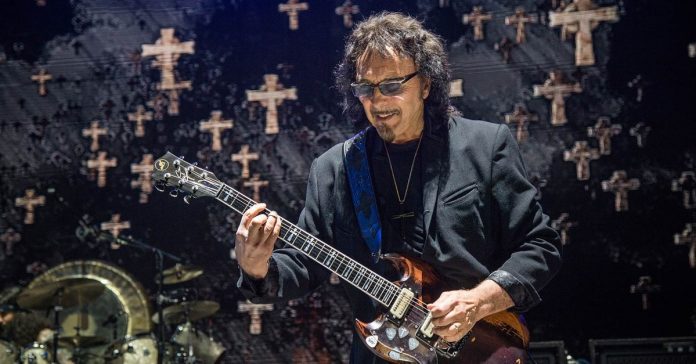tony-iommi Tony Iommi tocando ao vivo