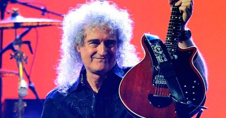 Brian May segurando sua guitarra