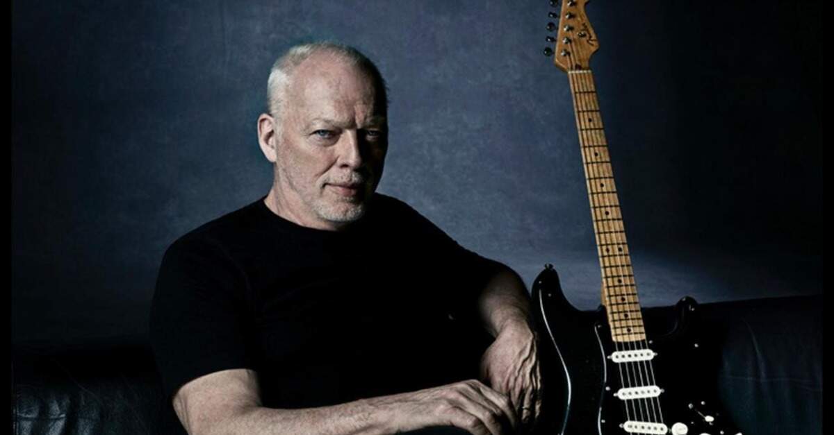 David Gilmour ao lado de sua Black Strat