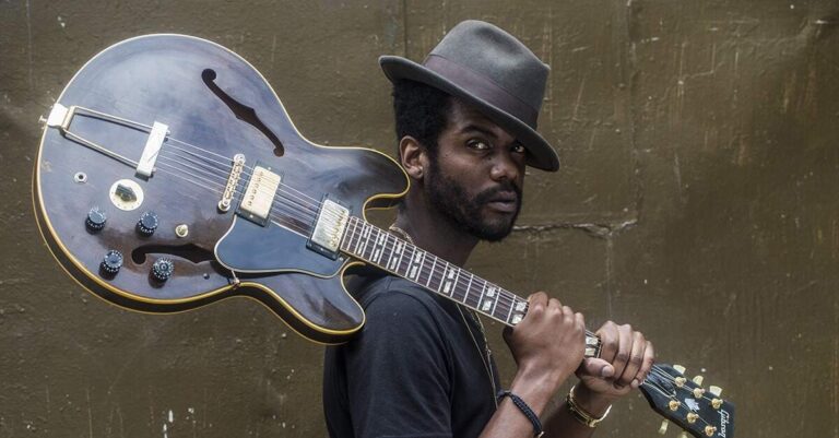 Gary Clark Jr. segurando uma guitarra Gibson