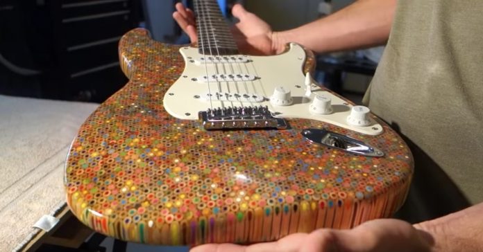 guitarra com 1.200 lápis de cor Foto da guitarra construída com lápis de cor