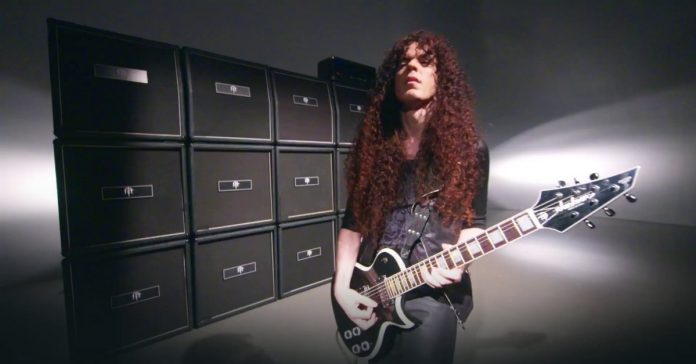 marty-friedman Marty Friedman à frente de uma parede de caixas