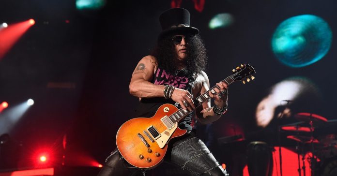 slash Slash em cima do palco com uma Les Paul