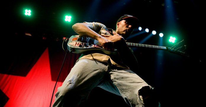 tom-morello Tom Morello tocando em um palco iluminado