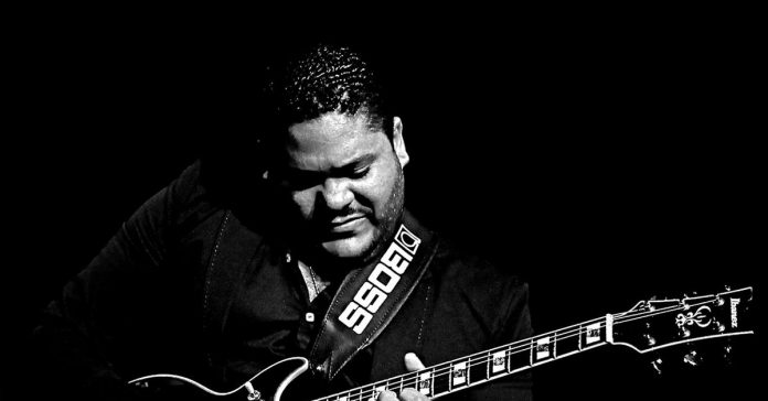 Dney-Bitencourt Dney Bitencourt solando na guitarra