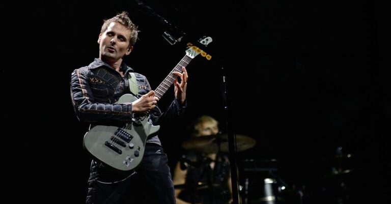 Matt Bellamy tocando guitarra ao vivo