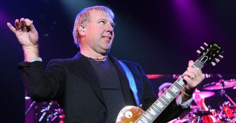 Alex Lifeson tocando ao vivo