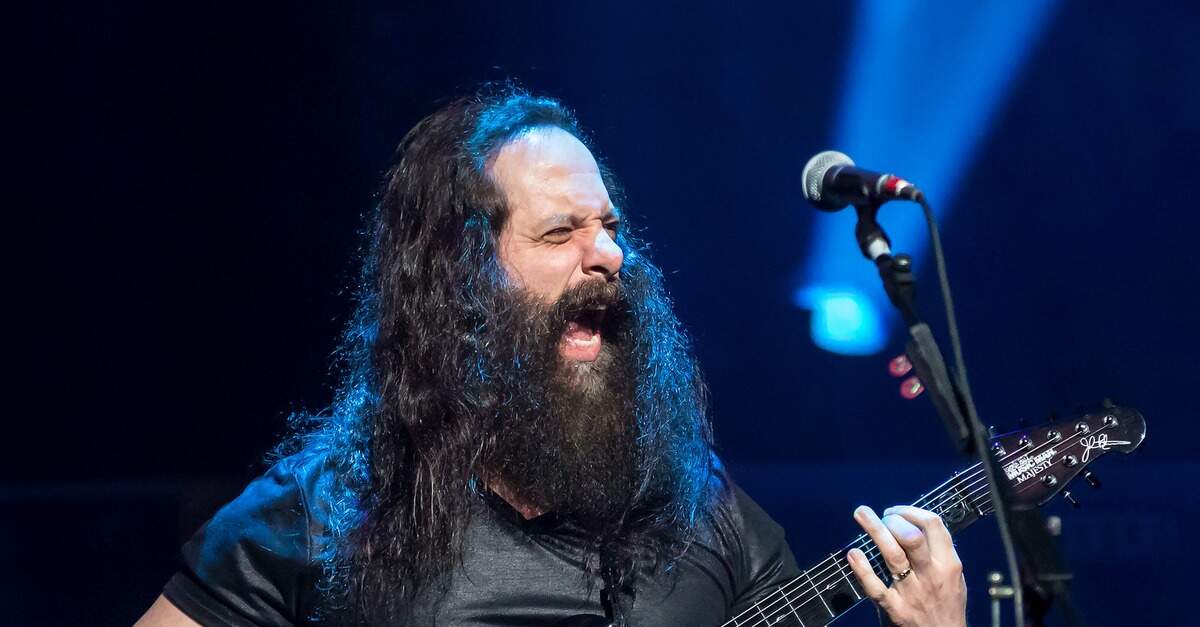 Petrucci tocando ao vivo [Foto por Ralph Arvesen]