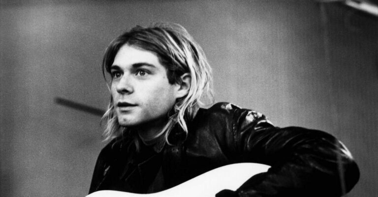 Kurt Cobain tocando violão