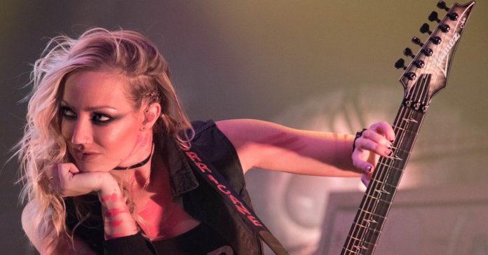nita-strauss Nita Strauss posando para foto