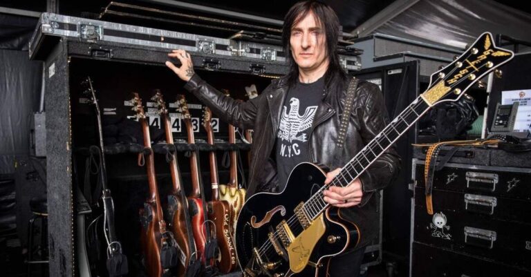 Richard Fortus segurando uma guitarra Gretsch