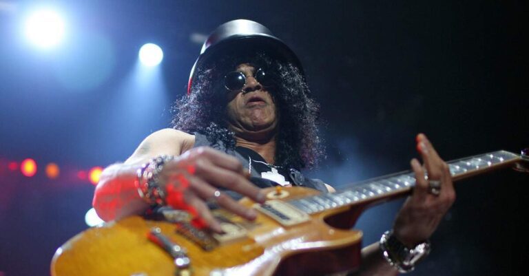 Slash tocando guitarra ao vivo