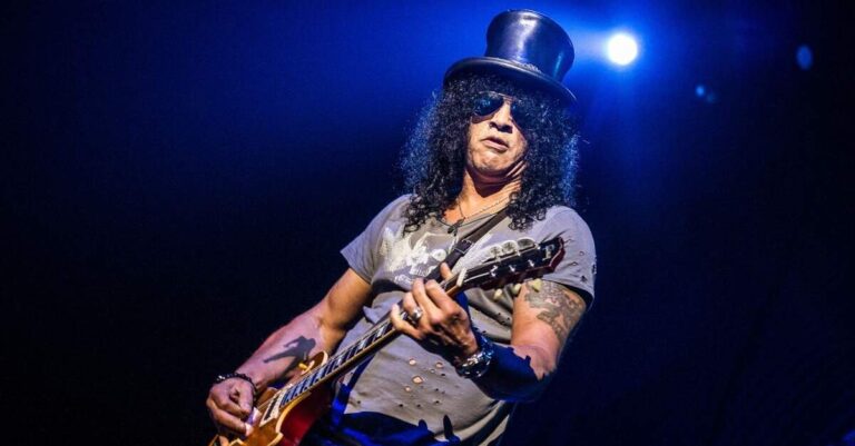 Slash tocando uma guitarra Les Paul