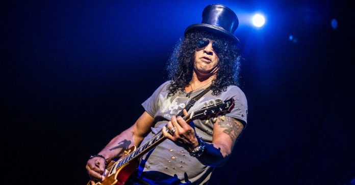 slash Slash tocando uma guitarra Les Paul