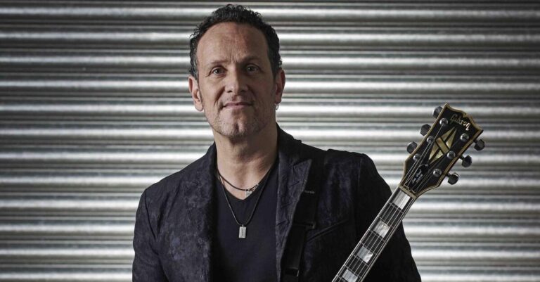 Vivian Campbell posando para foto com uma guitarra Gibson