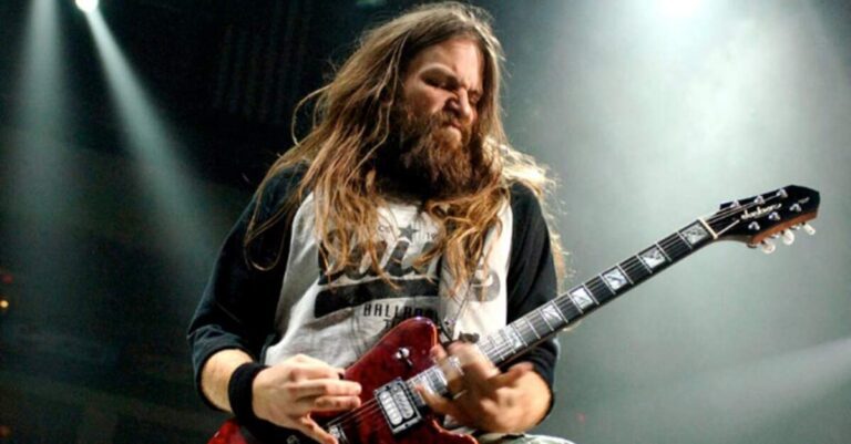 Mark Morton tocando uma guitarra vermelha