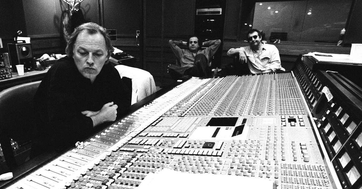 David Gilmour sentado em frente a uma mesa de som