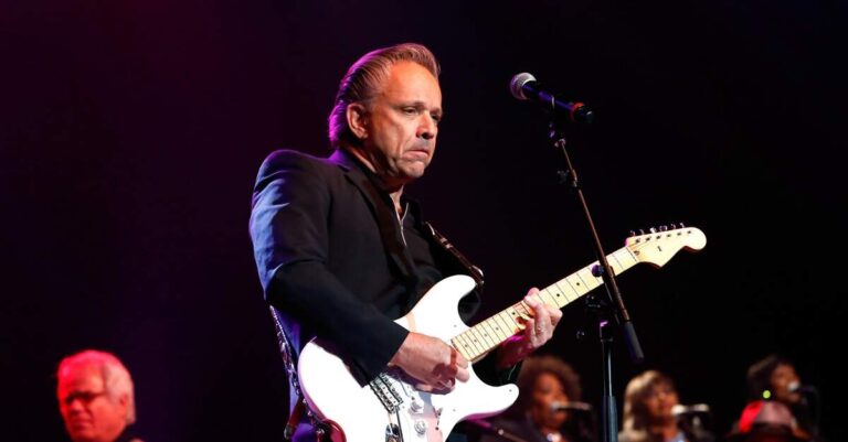 Jimmie Vaughan tocando uma Stratocaster branca