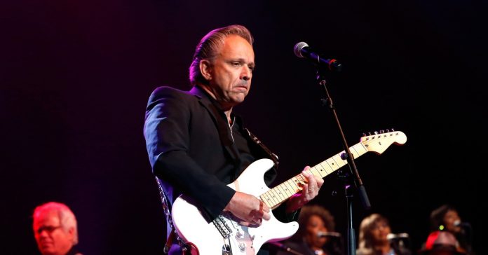 jimmie-vaughan Jimmie Vaughan tocando uma Stratocaster branca